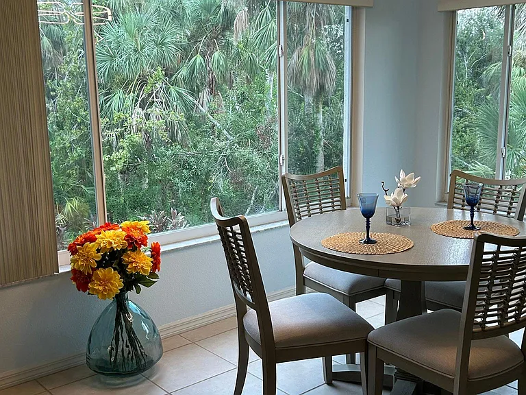 819 Montrose Dr #202 — Photo 5