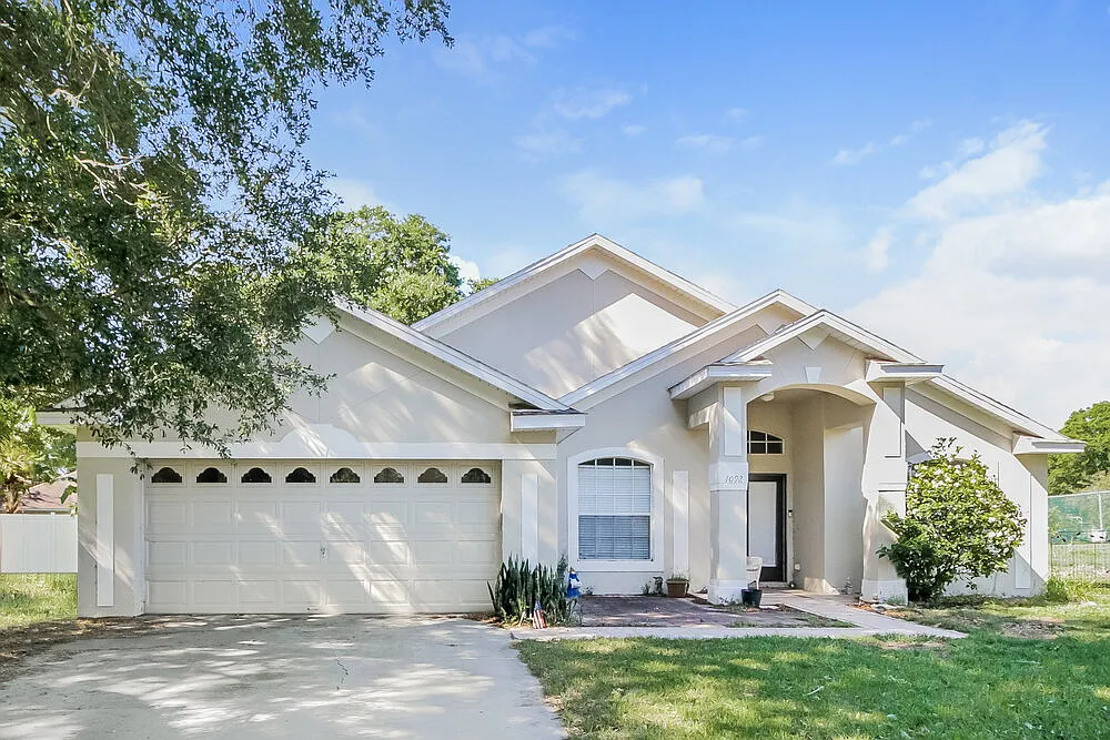3 bed, 2.0 bath, 1696 sqft, $2,375 — Photo 1