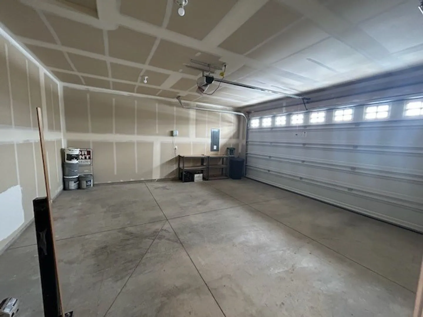 Modern 3-Bedroom Home with Large Fenced Backyard — Photo 3