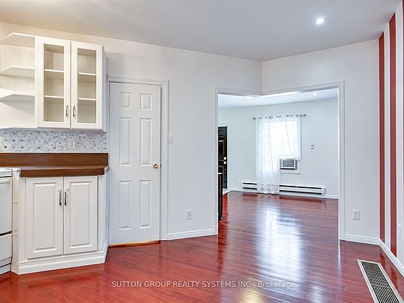 3rd image of 2094 Dufferin St