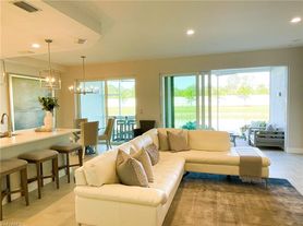 2555 Seychelles Dr, Naples, FL