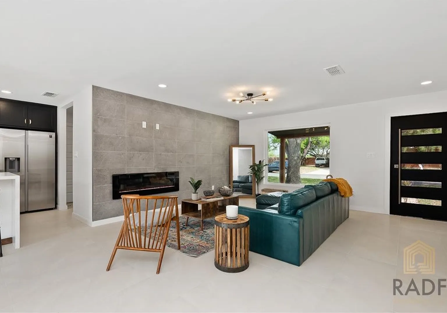 Spacious 4 Bed 3 Bath Home For Rent — Photo 4