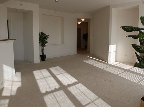 5th image of 2700 Summit Dr APT 402