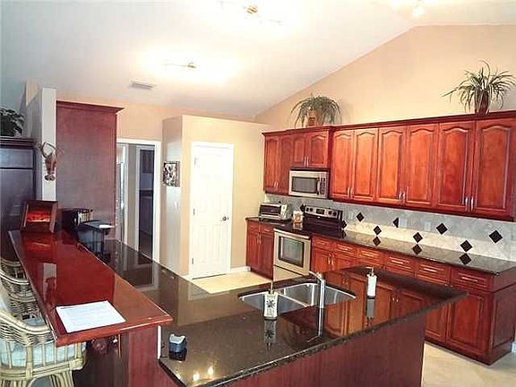 3rd image of 2001 SE Dranson Cir