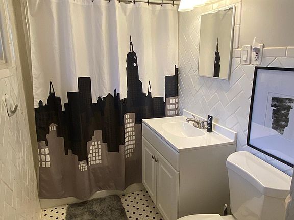 Lower floor full bath, tub-shower combo