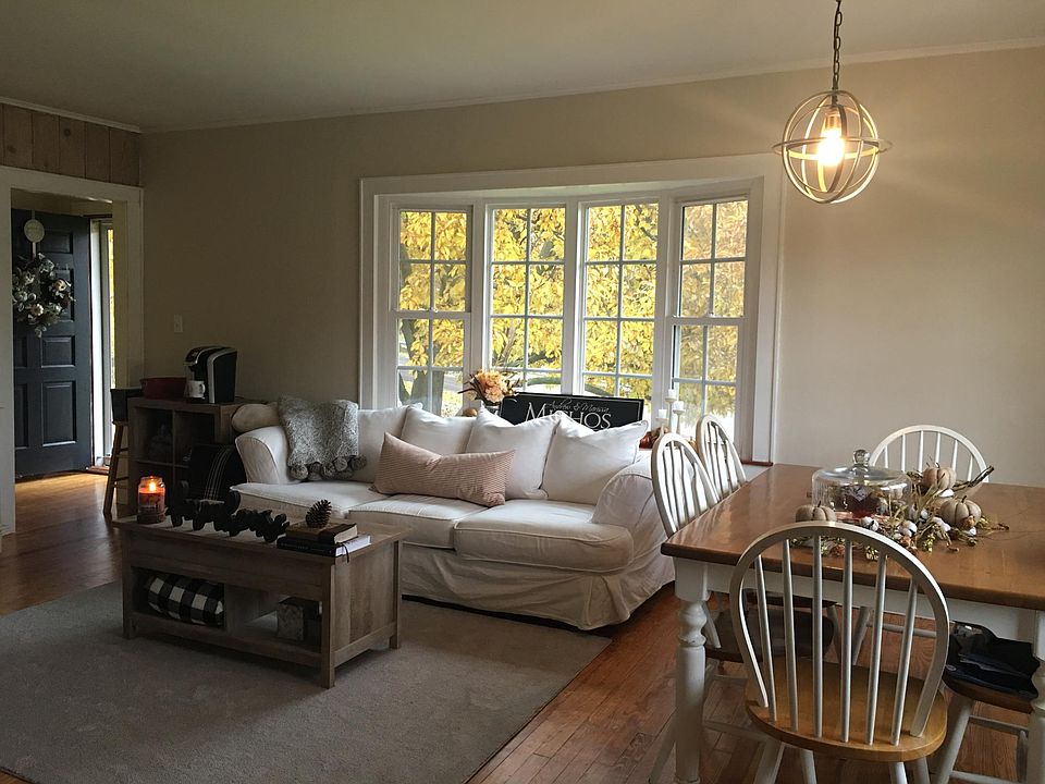 Open-concept living and dining room space for entertaining.