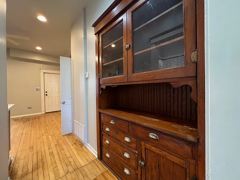 2335 W Barry Ave #2 — Photo 9