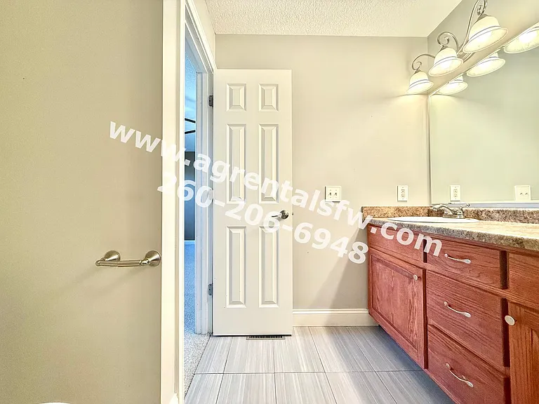 8819 Strathmore Ln — Photo 10