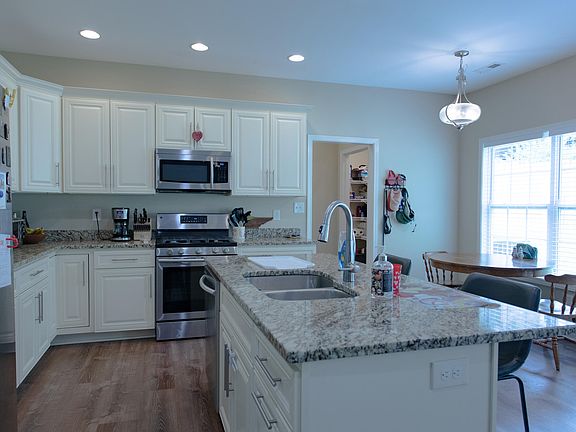 5th image of 807 Willow Dr