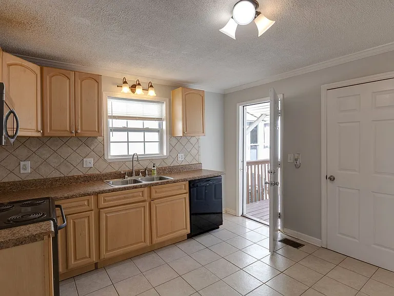 2412 Chapel Ave — Photo 12