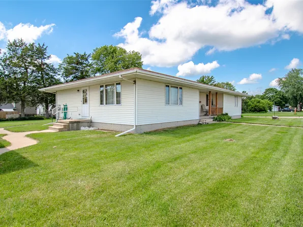 522 N 10th St, Winterset, IA 50273