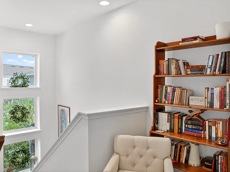 8412 Karrer Ter — Photo 32