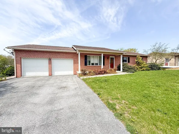 1665 Elizabeth Dr, Chambersburg, PA 17202