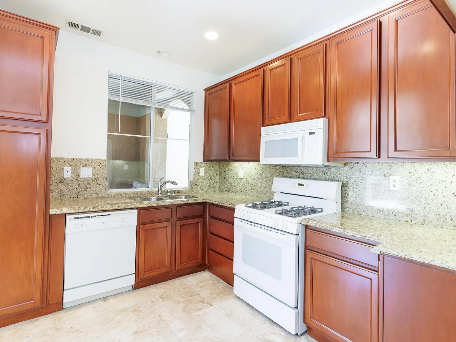 3 bed, 2.5 bath, 1684 sqft, $3,800 — Photo 4