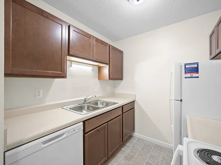 2900 W War Memorial Dr — Photo 6