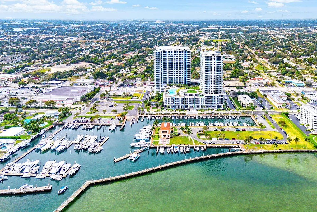 Building Photo - 220 Lake Shore Dr #1015