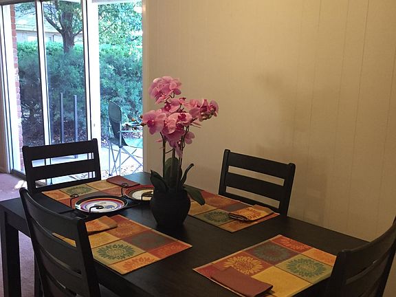 Kitchen nook / dining area