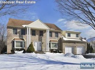 592 Mill Run, Paramus, NJ 07652