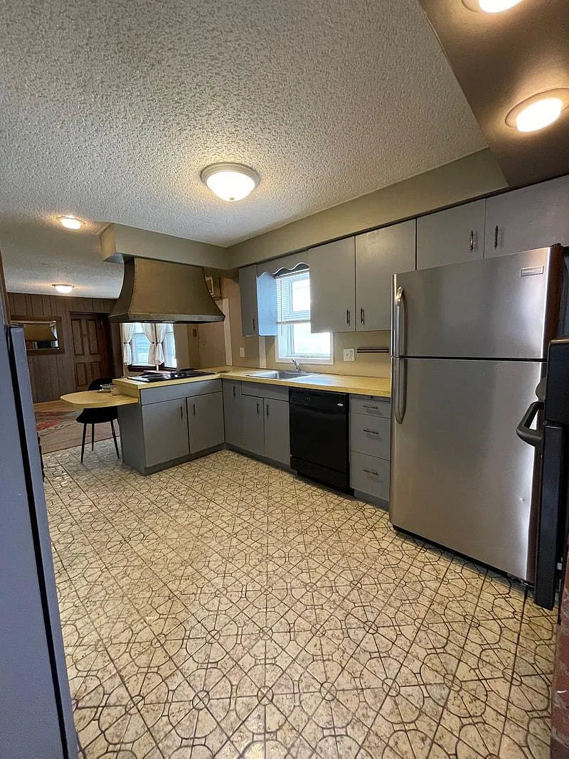 4 bed, 1250 sqft, $2,200 — Photo 2
