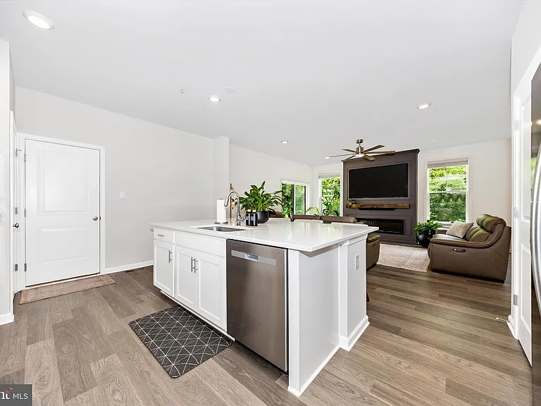 700 Bond St — Photo 13