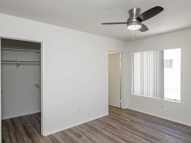 407-409 W Lexington Dr — Photo 11