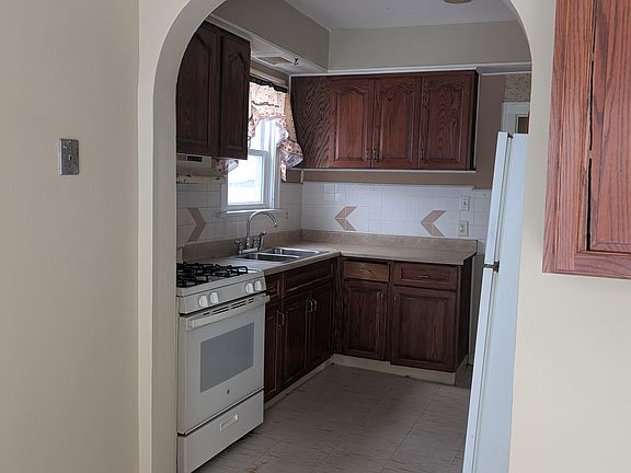 3rd image of 172 E Mapledale Ave