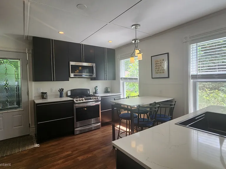 18 Russell St #1 — Photo 4