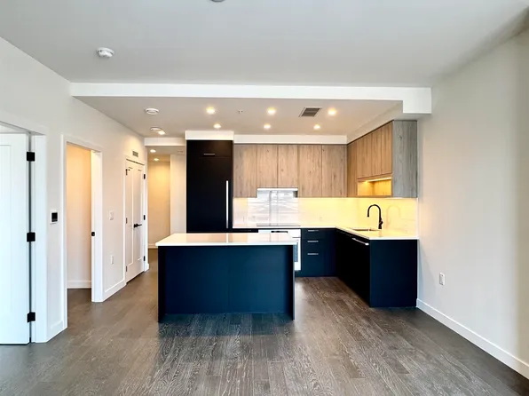 8398 Oak St #211, Vancouver, BC V6P 0L9