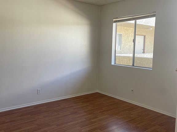 4th image of 13816 Vanowen St #105