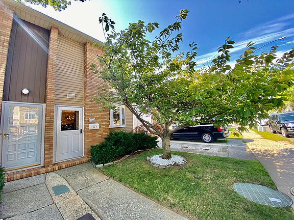 3rd image of 264 Brookfield Ave
