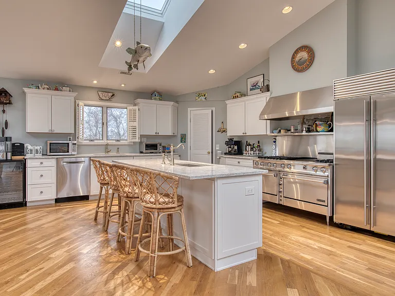 24 Seaside Ave — Photo 2