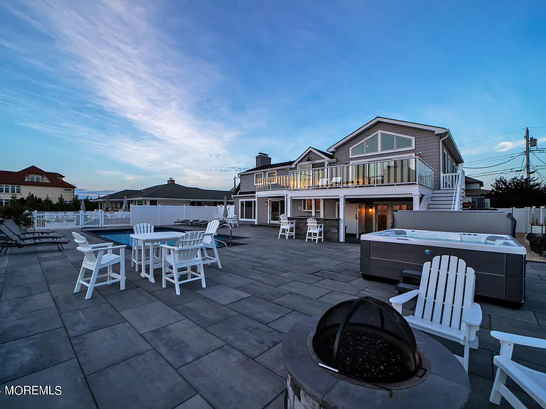340 Bay Ln — Photo 8
