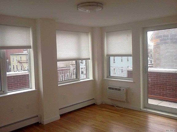 2nd image of 2550 Crescent St