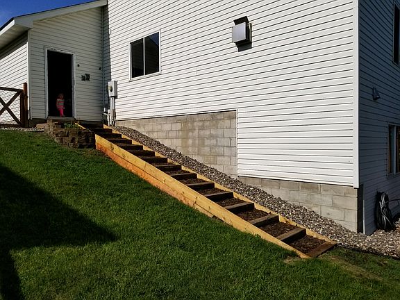 4th image of 851 Goldfinch Dr