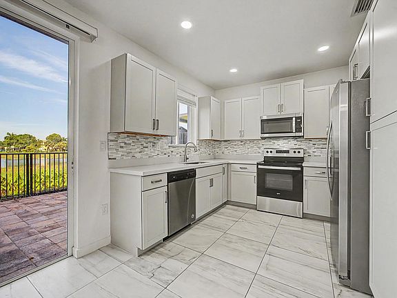 4th image of 1014 SE 23rd Ave #1014