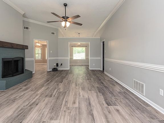 5th image of 305 West Dr