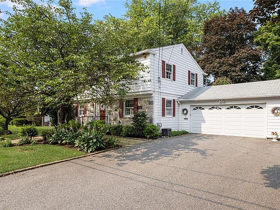 3rd image of 3 Redwood Dr