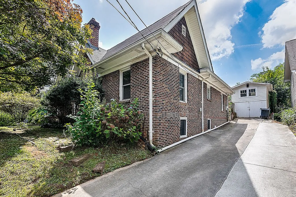1299 Hardee St NE photo 1