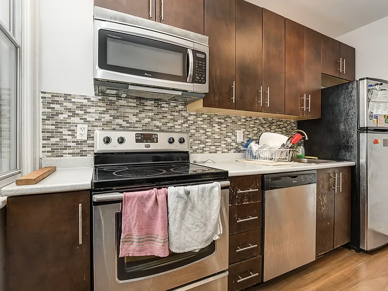 1074 Gladstone Ave — Photo 5