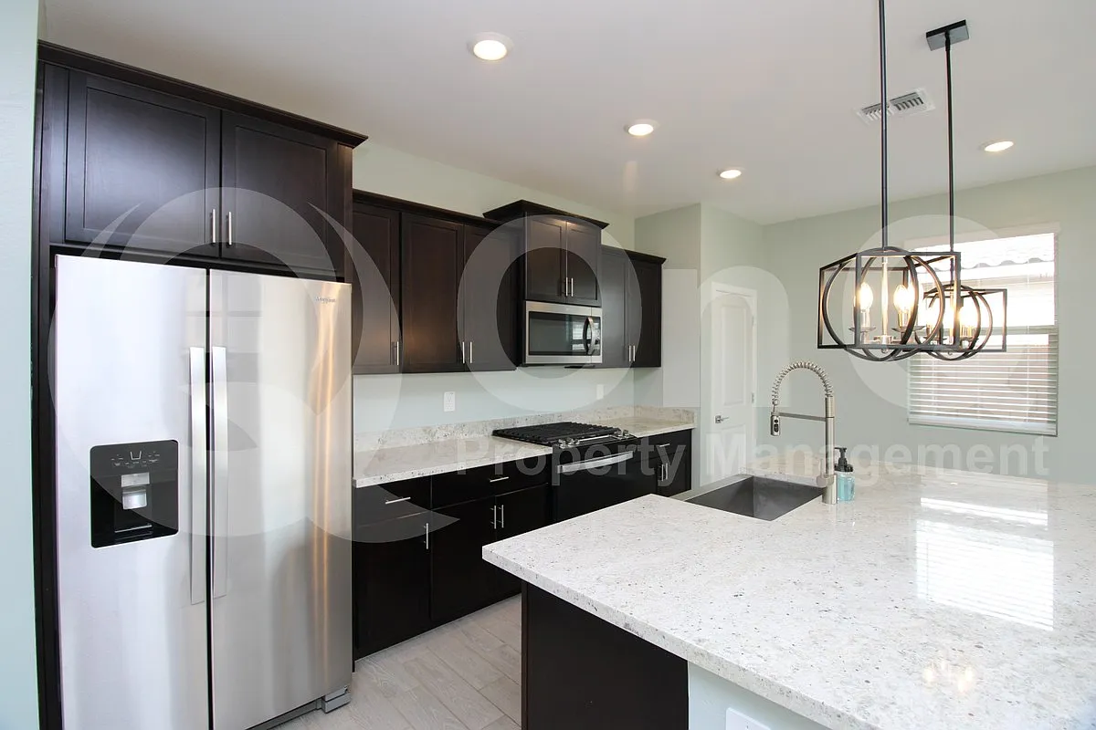 3 bed, 2.0 bath, 1527 sqft, $1,900 — Photo 4