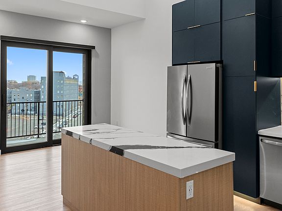 5th image of 825 W 40th St #518