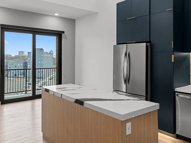 825 W 40th St #518 — Photo 5