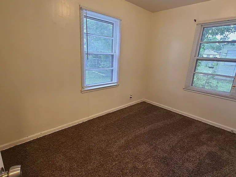 1617 Bradley Ave — Photo 8