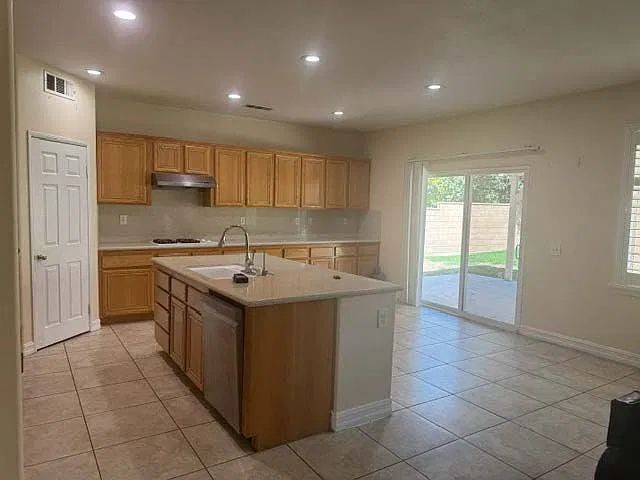 4 bed, 3.0 bath, 3406 sqft, $3,950 — Photo 3