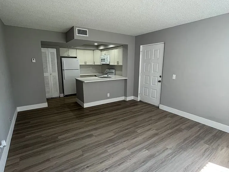 752 Executive Center Dr #28-11-28 — Photo 6