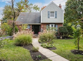 21 Lakeside Dr, Rockville Centre, NY 11570