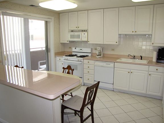3rd image of 6401 N Lincoln Ave #310