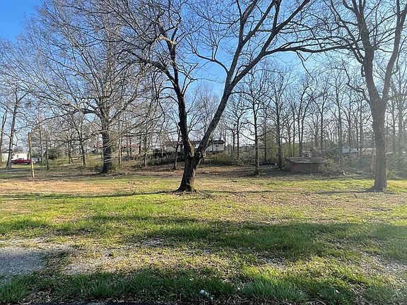 3rd image of 285 Oakland Cir