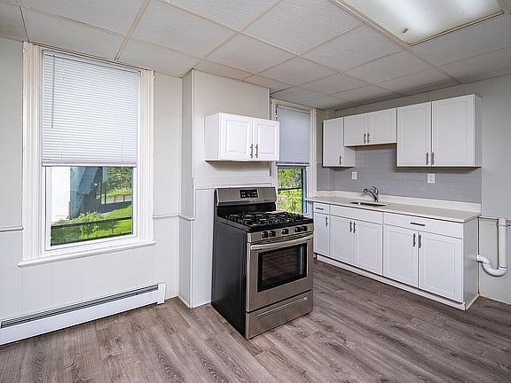 4th image of 8 Stowe Ave