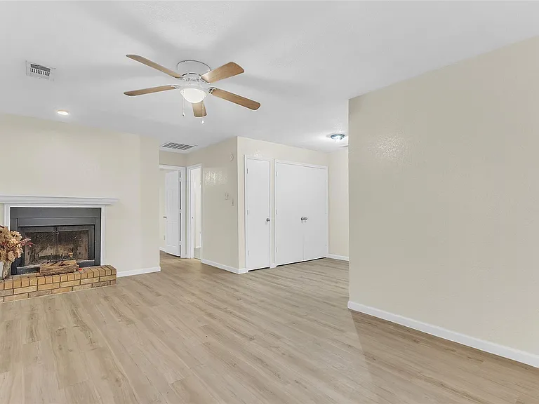 209 W Trinity St #C — Photo 3